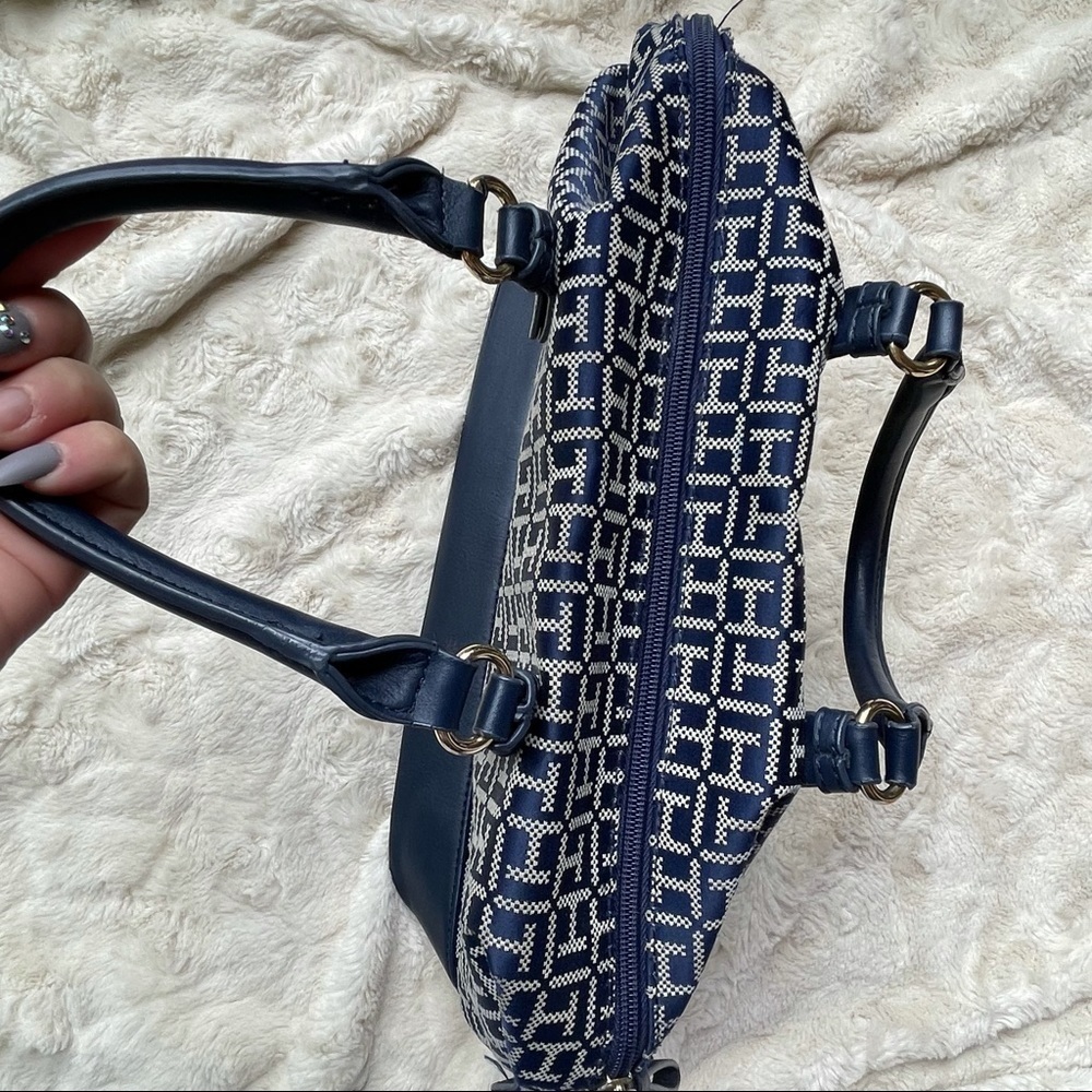 Tommy Hilfiger Signature Print Zipper Closure Bag - Picture 6 of 11